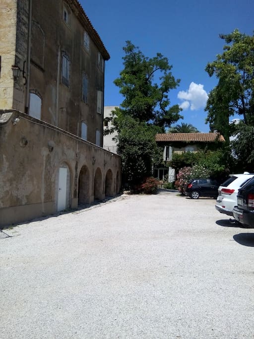 Le parking devant la Bastide.