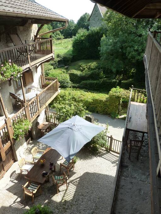 La cour intérieure. De l'autre côté du chemin, derrière la haie, accès à un coin de verdure