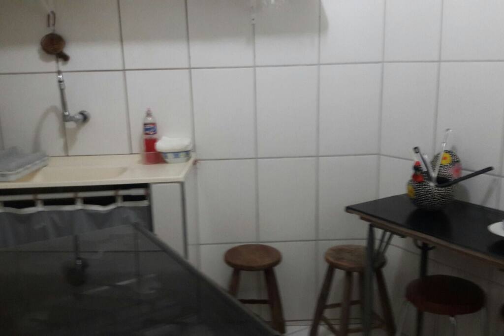 Cozinha com fogão e geladeira