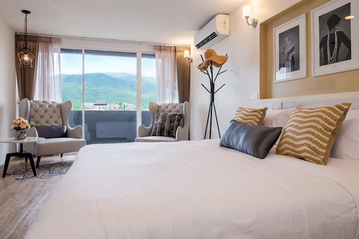 Atemberaubender Panoramablick auf Doi Suthep
Neben dem Lifestyle-Einkaufszentrum MAYA Maya. Gute Lage in Chiang Mai
(Blick auf die Berge)