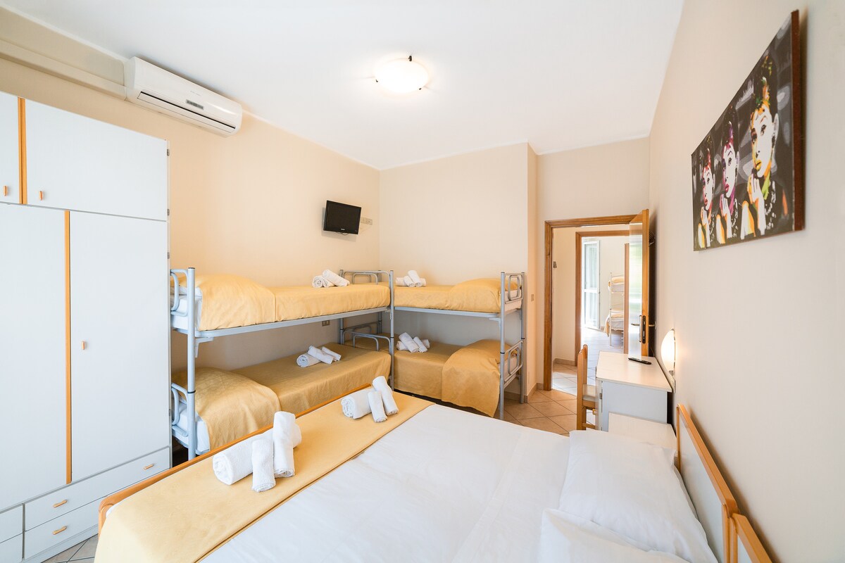 Საძინებელი ორადგილიანი საწოლით + 2 ბუნკერი