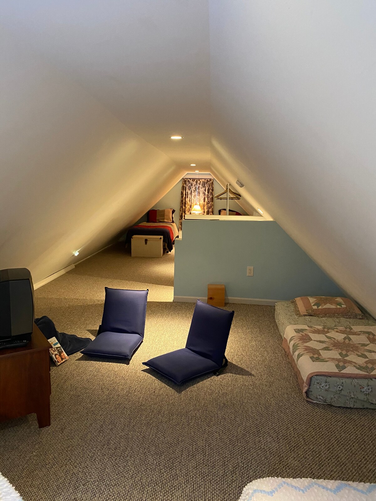 منطقة الشقة العلوية #2
تلفزيون صغير يأخذ أشرطة الكاسيت (لدينا العديد من أفلام الأطفال والشباب). مساحة كبيرة للاسترخاء والتسكع.