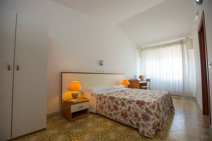 Vesuvian Inn Hotel | Single Room Sea View