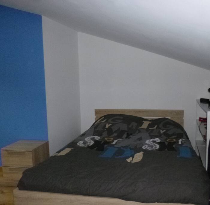 La chambre comprend un lit en 140 cm et un canapé convertible (confortable)