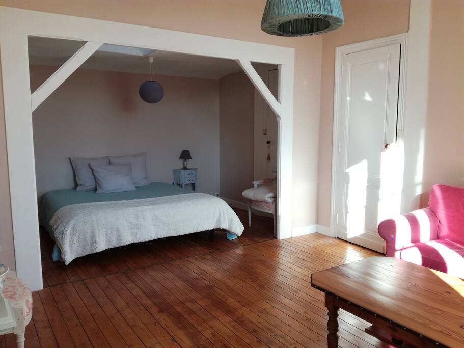 Chambre rose (côté lit)