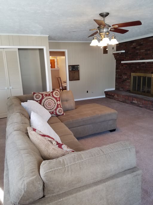 This 20 x 22 extra large family room with tv