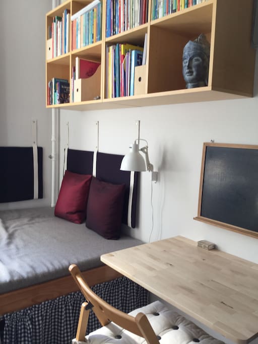 Værelset/seng/skrivebord