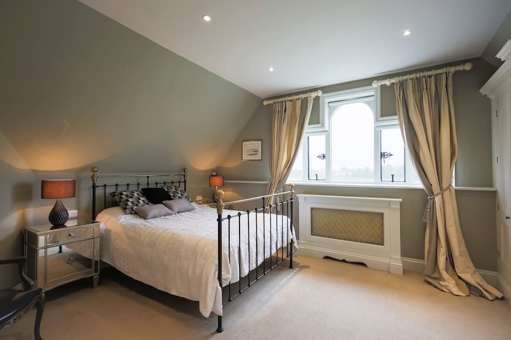 2nd floor master bedroom, views over Common.
Terrestrial TV