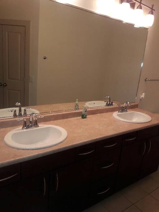 The master bathroom 2 sinks.
