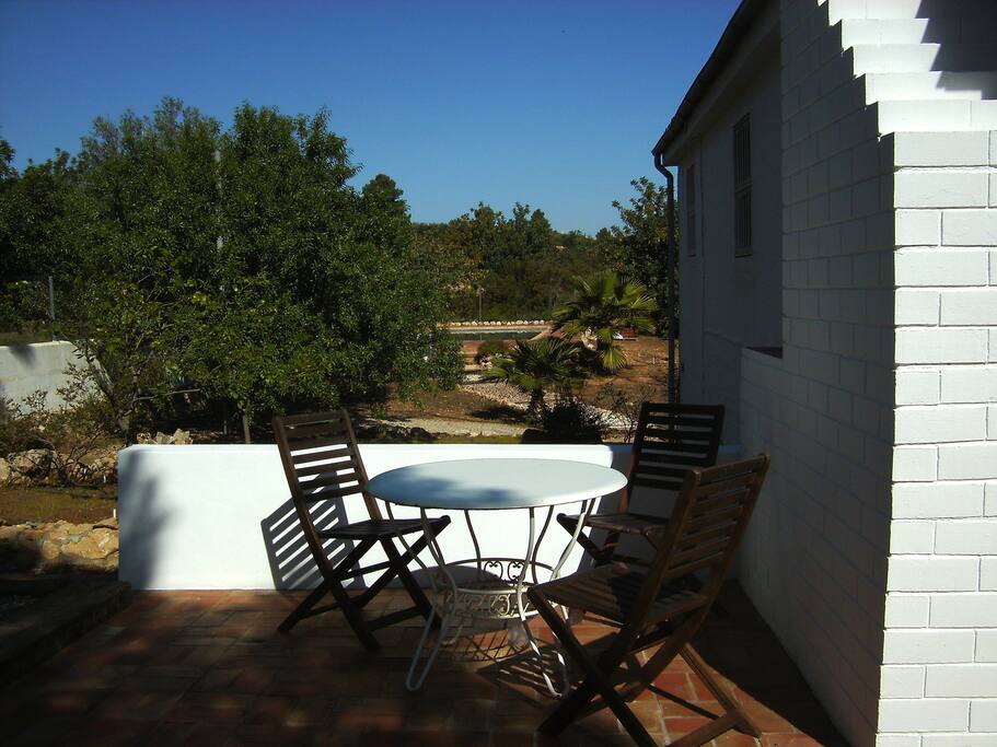 side terras, view towards pool
