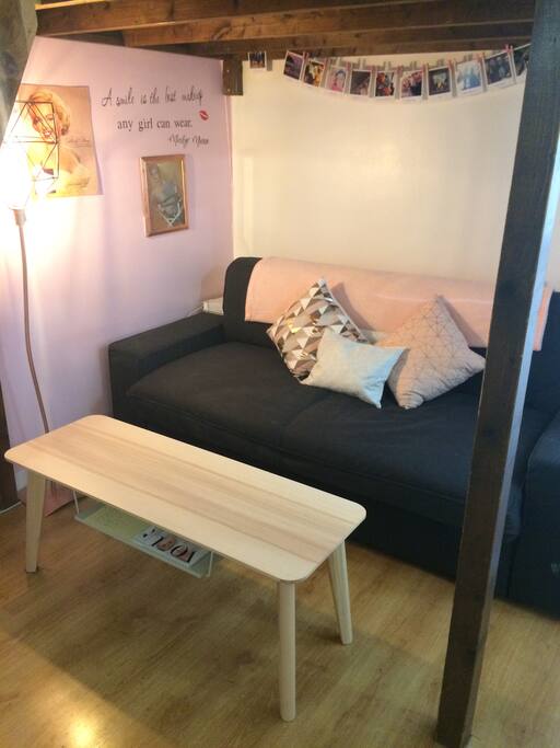 Canapé -lit et la table basse à possibilité d'être un blanc