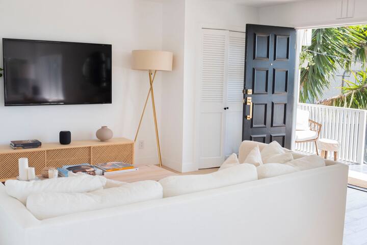 Modern Silver Lake house steps from Sunset Blvd gallery image 2