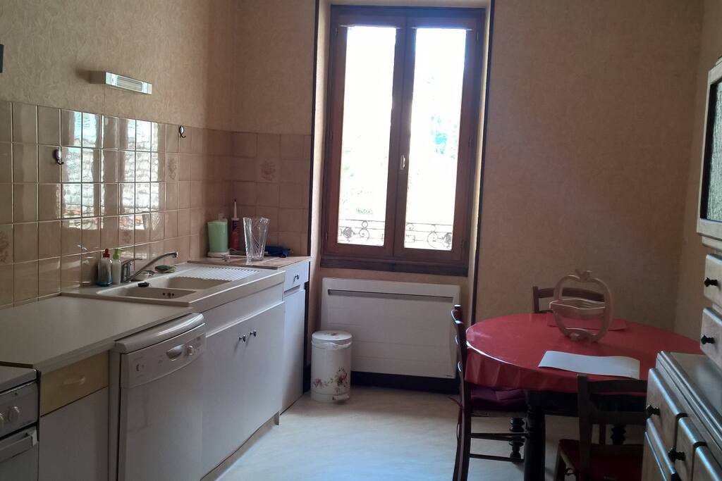 cuisine avec lave linge, lave vaisselle, micro onde, cuisinière...