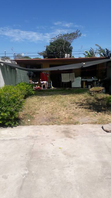 Mi casa es amplia .somos de buenas costumbres .la playa está a quince minutos.