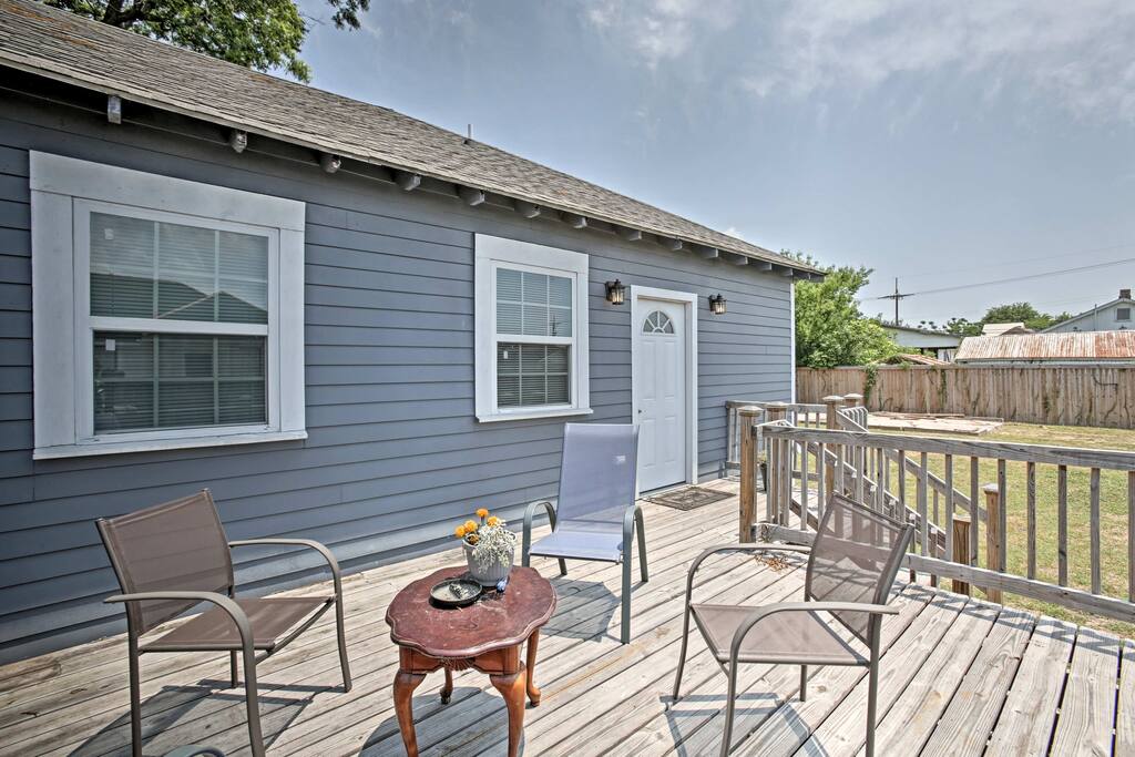 With a large deck and beds for 6, this home simply can't be beaten!