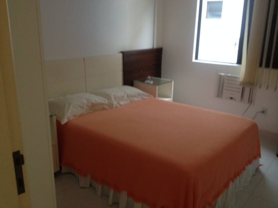 Quarto para casal com ar condicionado. Roupas de cama e banho trocadas a cada 7 dias.