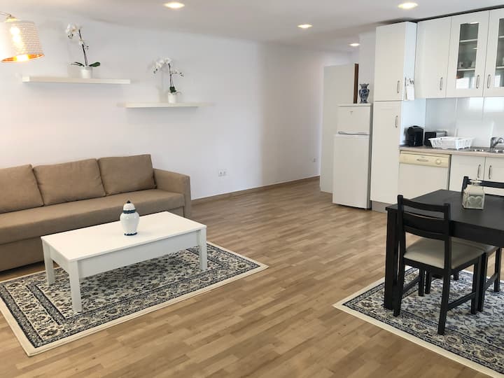 Sintra Apart. 
One Floor Building
Private Entrance - Porto Salvo