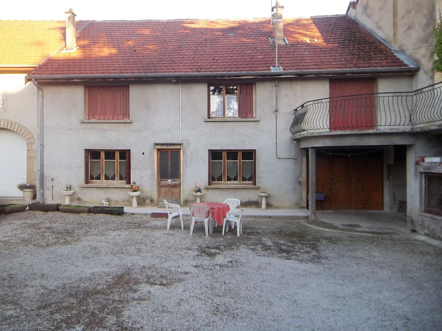 Logement et cour non femée