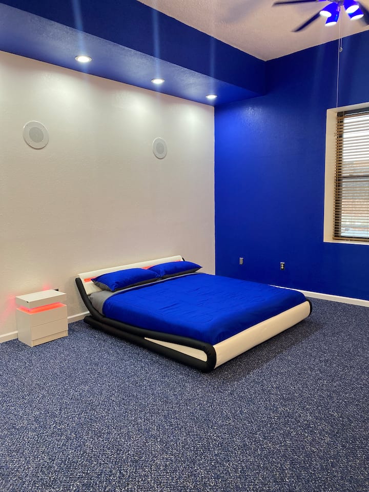 Chumba cha 3 cha kulala chenye nafasi kubwa chenye kitanda kikubwa kinatoa nafasi ya kutosha ya kupumzika. Jinyooshe na upumzike huko Toledo. Ukaaji wako wenye nafasi kubwa unaanzia hapa. Weka nafasi sasa!