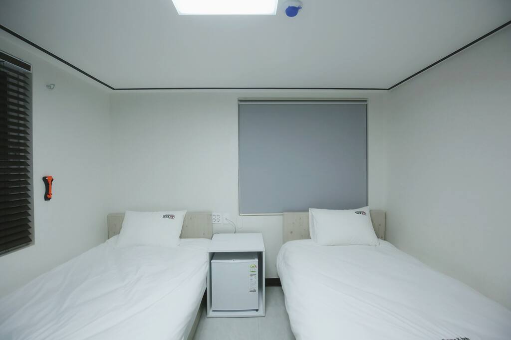 TWIN ROOM