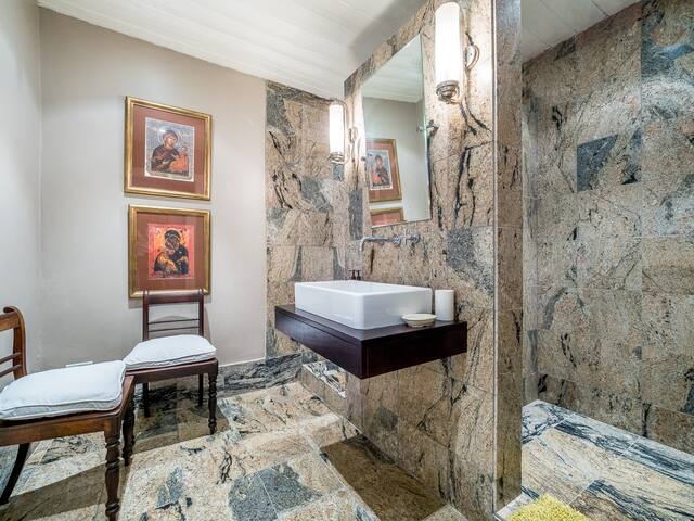 2 Bedroomed Apartment in Historical Home gallery image 3