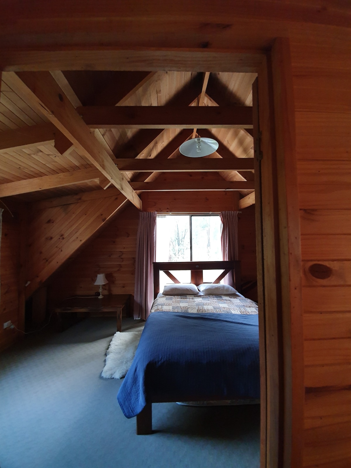 这间客房配有1张标准双人床。