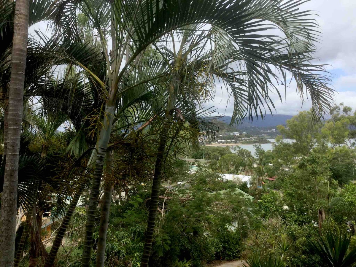 Spacious, secluded 2 bedroom unit Guesthouses for Rent in Cannonvale