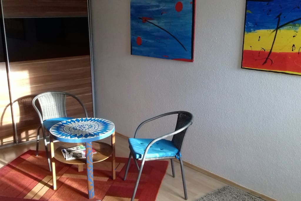 Zimmer mit kleinem Sitzplatz, Schrank,