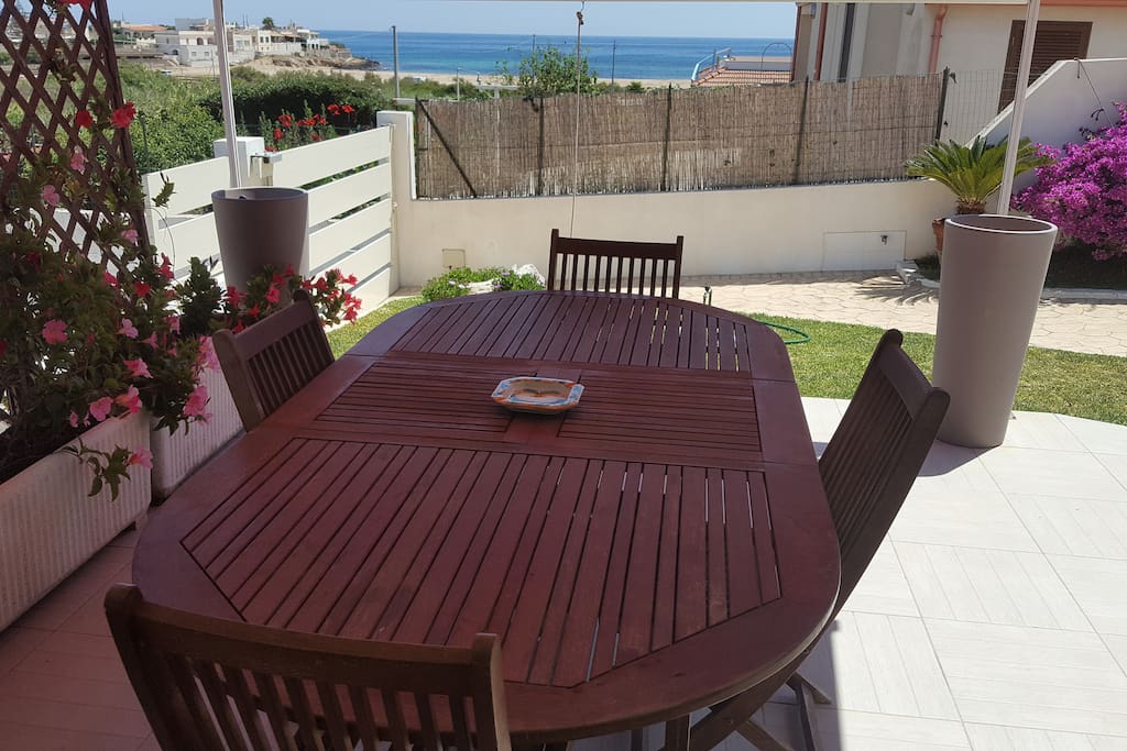 tavolo in veranda con vista mare