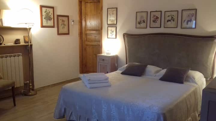 Osigurana je posteljina za krevet i kupaonicu.