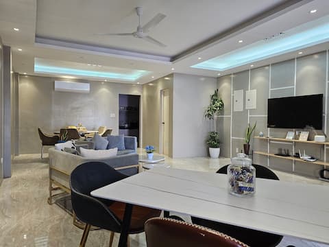 Spacious, 5 BR, 4 bath, luxe, clean central modern