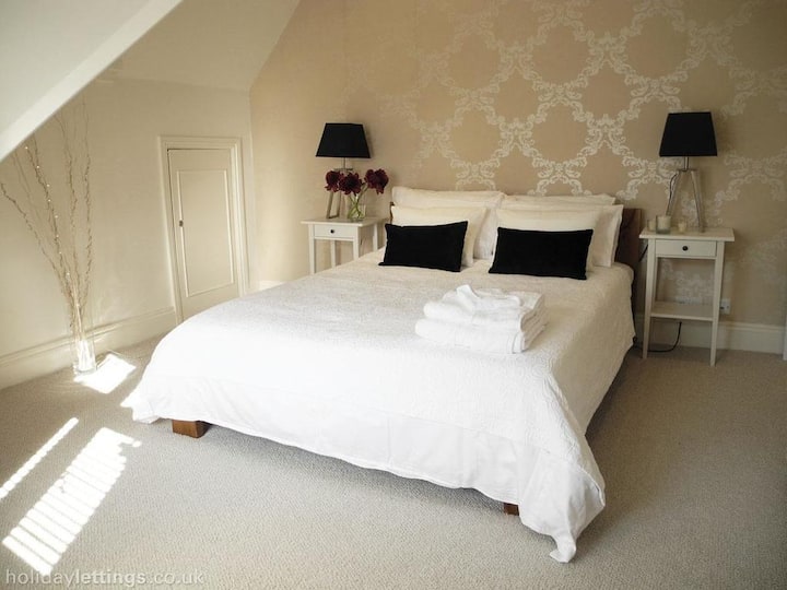 Exquisite Apartment by Hampton Court Palace Flats for Rent in East