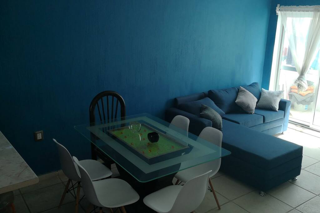 Comedor y sala con TV con megacable.