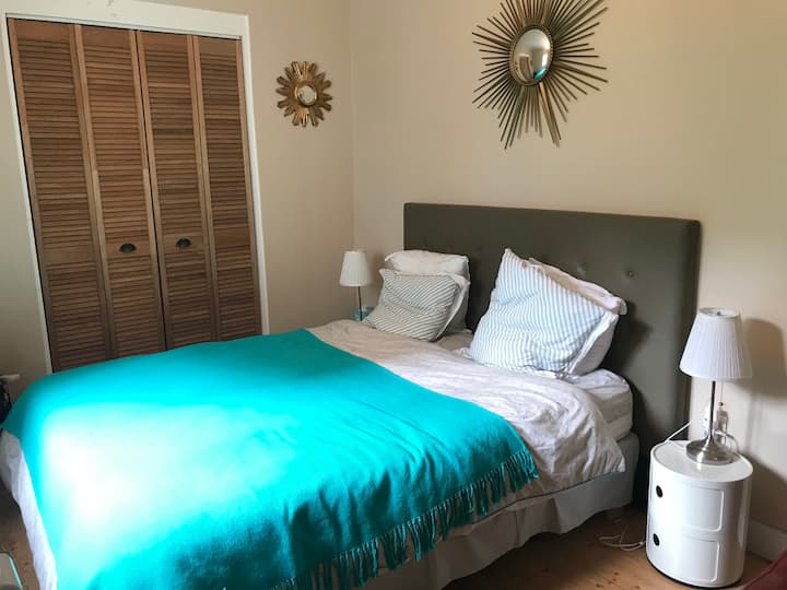 Საძინებელი პირველ სართულზე, სძინავს 160 × 200