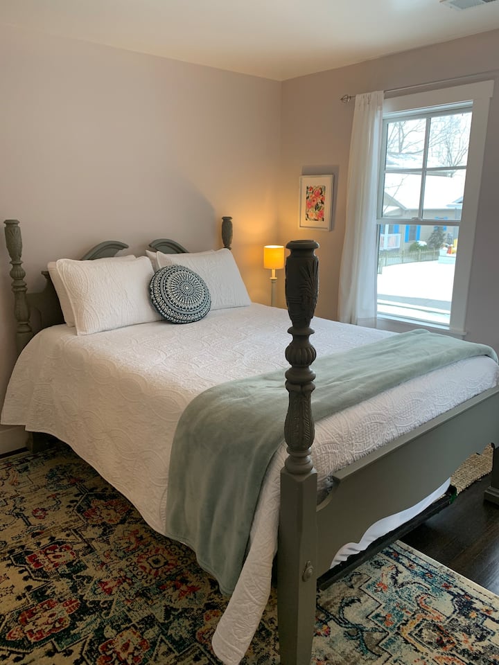  ห้องนอน “ผู้เข้าพัก” คนที่ 2 บนชั้นหลักได้รับการปรับปรุงด้วยเตียงขนาดควีนไซส์ที่สะดวกสบายสุดๆเพื่อสร้างสถานที่นอนมากขึ้นบนชั้นหลักสำหรับผู้ใหญ่คู่รักหรือวัยรุ่น ที่นี่เคยเป็น “ห้องนอนเตียงคู่” ที่มีเตียงแฝด 3 หลังแต่ตอนนี้ได้ย้ายเตียงเหล่านั้นขึ้นไปเป็นห้องใต้หลังคา