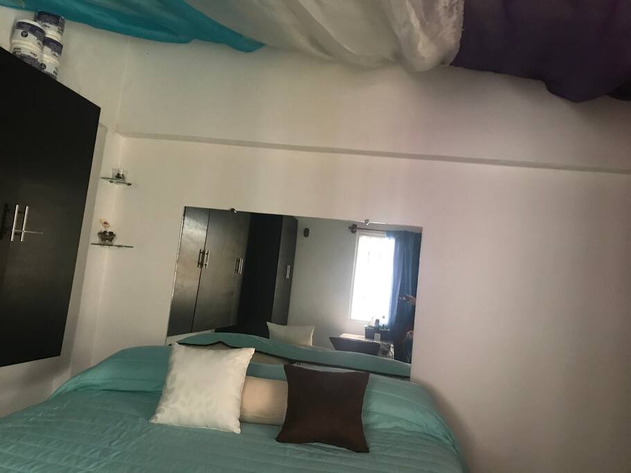 Está habitación es muy confortable con cama king z un amplio closet y una mesa de trabajo con dos sillas