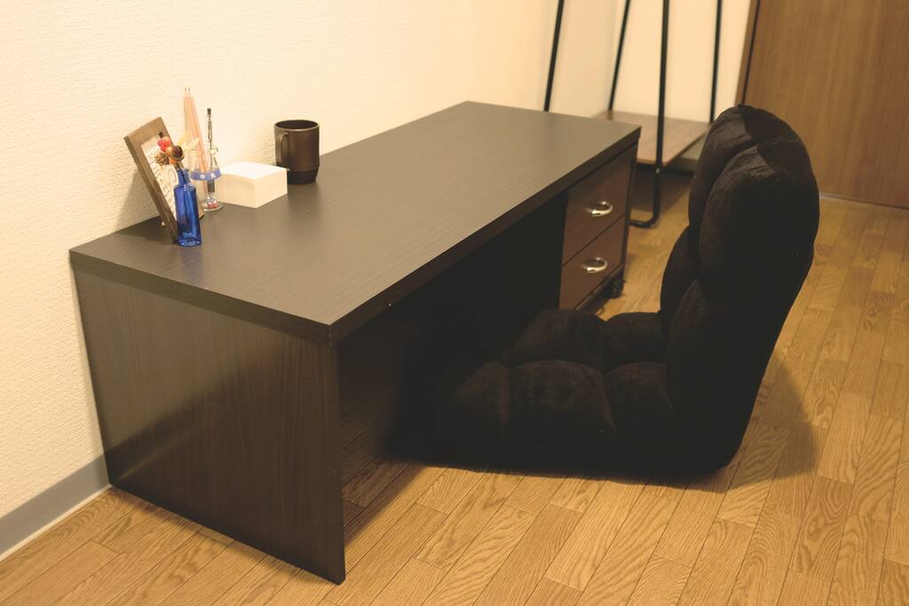 2F - Desk with adjustable seat