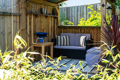 Top performing Airbnb: Tressa. Beautiful shepherds hut. Village location. in St. Merryn