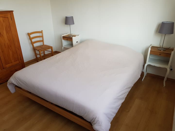 Dormitorio 1 con cama tamaño queen.
