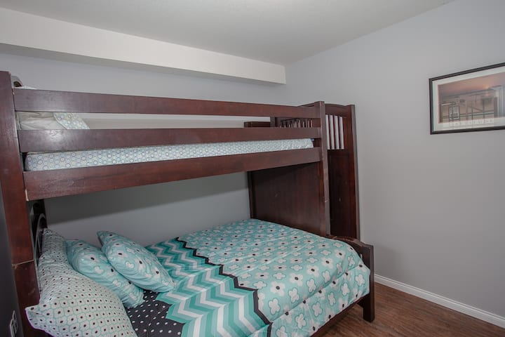 单人上下铺的双层床