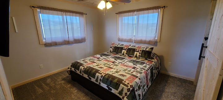 ห้องนอนใหญ่ 2 ไม้แขวนเสื้อพับบนผนังและดึงใต้เตียง