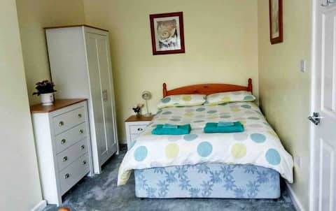 Ensuite double room Horsforth Leeds airport2miles