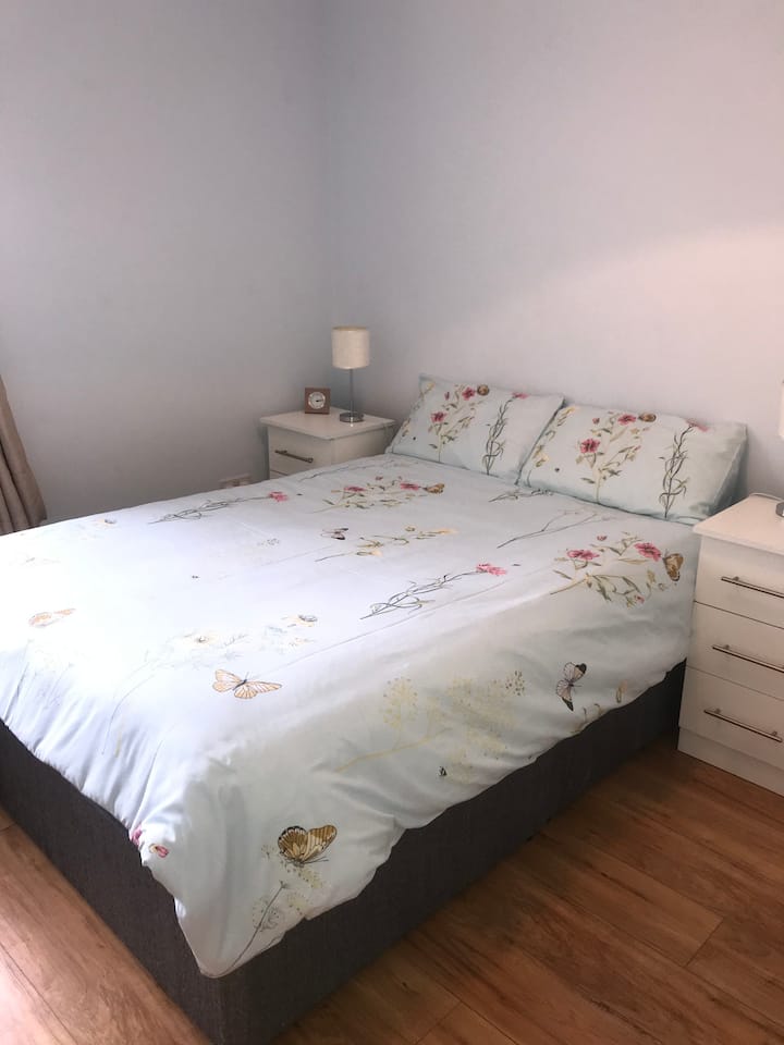 Bon repos dans le lit double. Tout le linge de maison est fourni et fraîchement lavé.