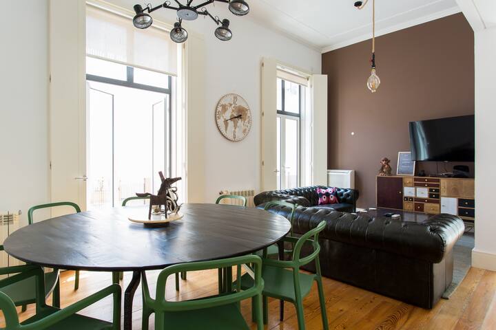 Flores – Triplex in Chiado w/ terrace & parking! gallery image 3