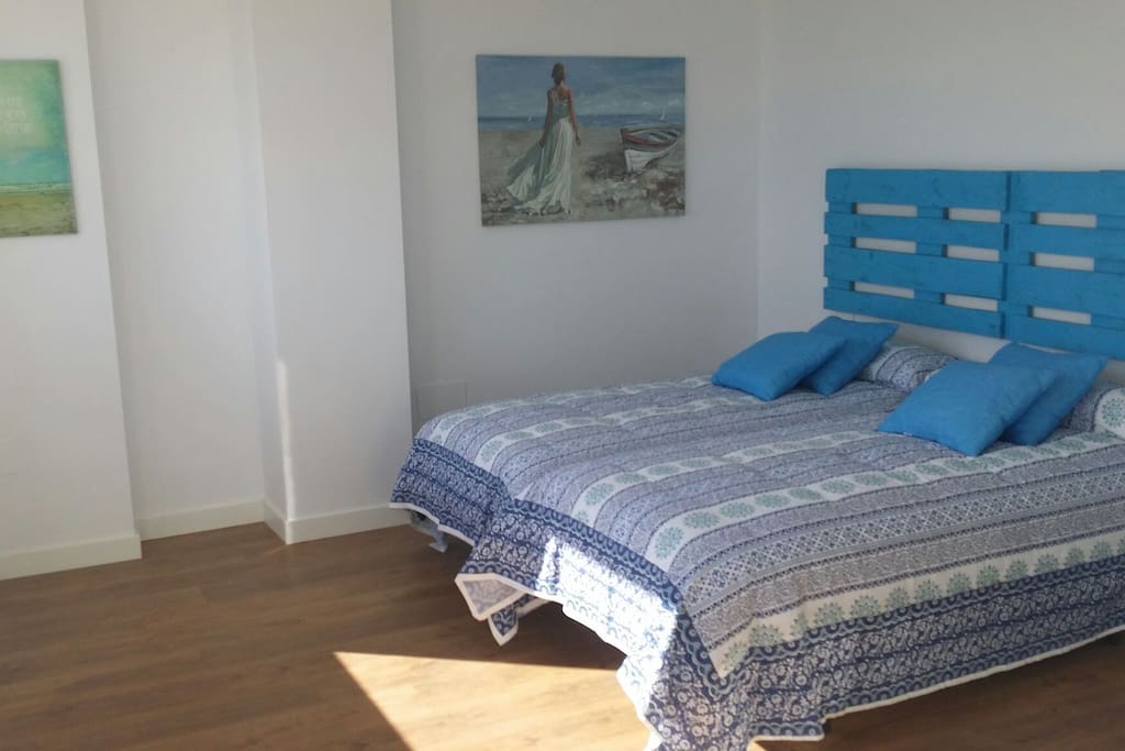 BLUE bedroom.Dormitorio 1, armario y vistas frontales al mar