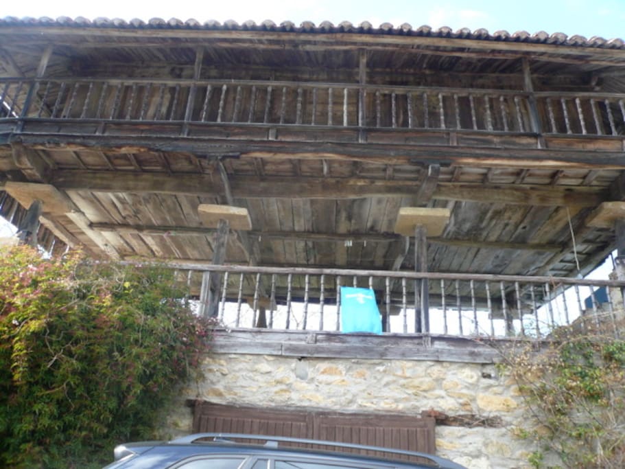 Panera adjunta y conectada a la casa (terraza de verano con mesa y sillas)