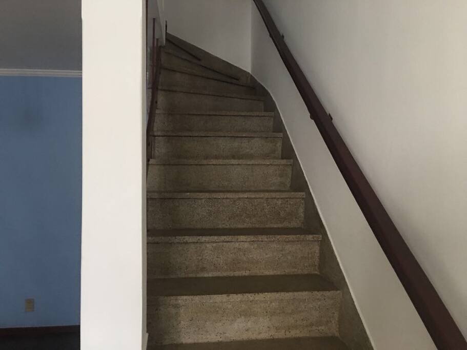 Escada que dá acesso aos quartos.