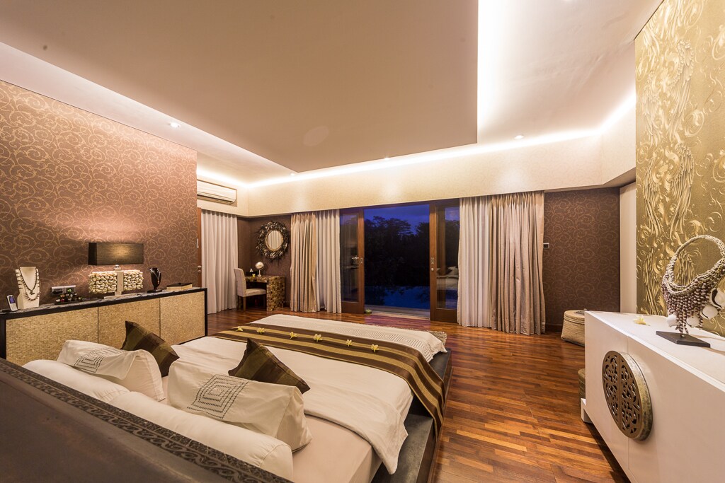 Golden Room, Pool side