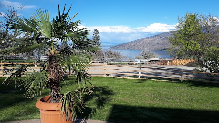 Luxurious 2-Story 2BR Suite - Stunning Lake View.