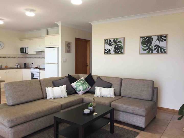 Beachfront Apartment On The Esplanade Sleeps 8 - Stansbury